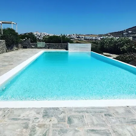 Cycladique Avec Piscine A Debordement Vue Imprenable Sur La